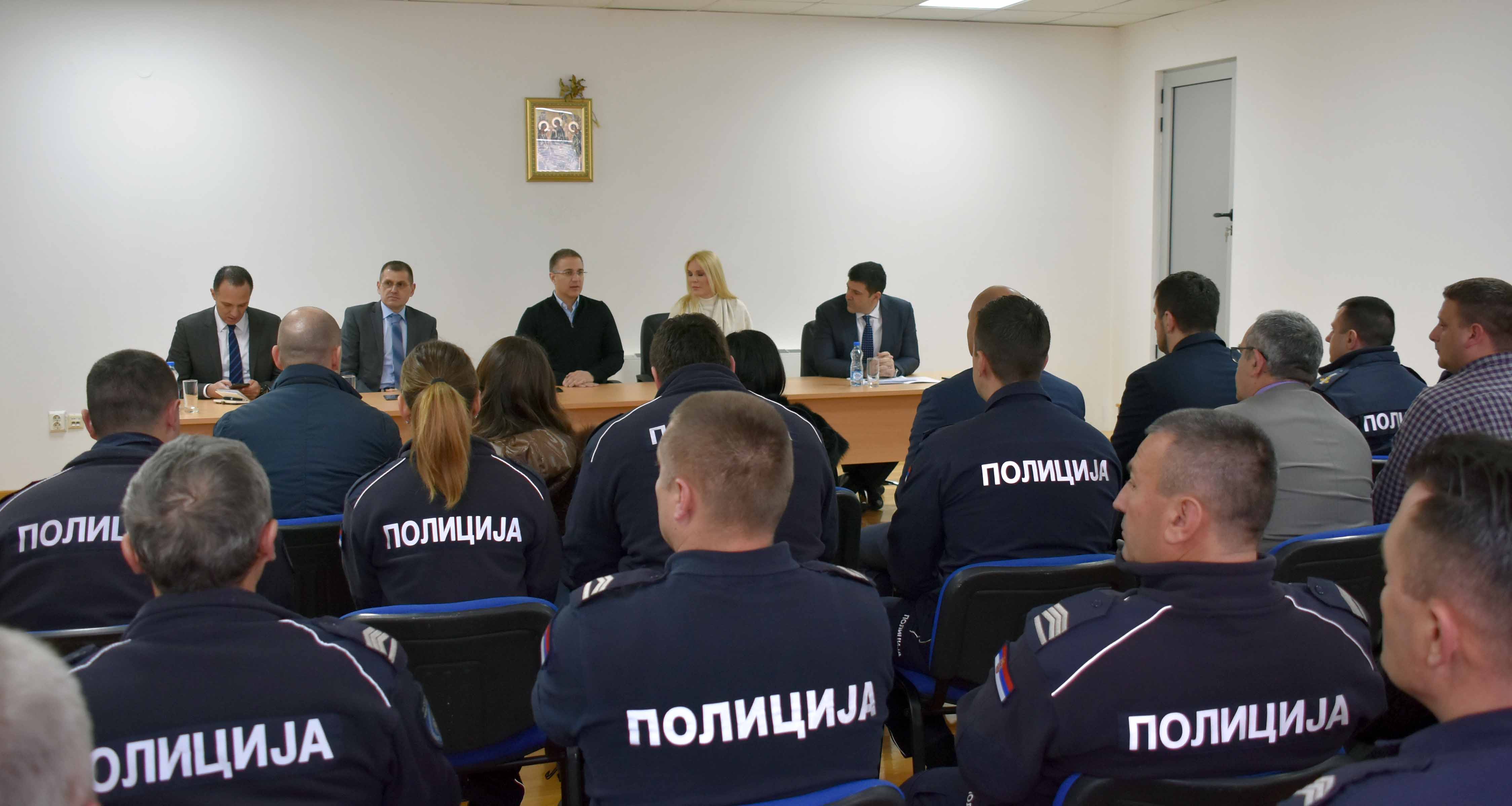 Ministar Stefanović razgovarao sa policijskim službenicima o bezbednosnoj situaciji u Ubu, Lajkovcu i Mionici