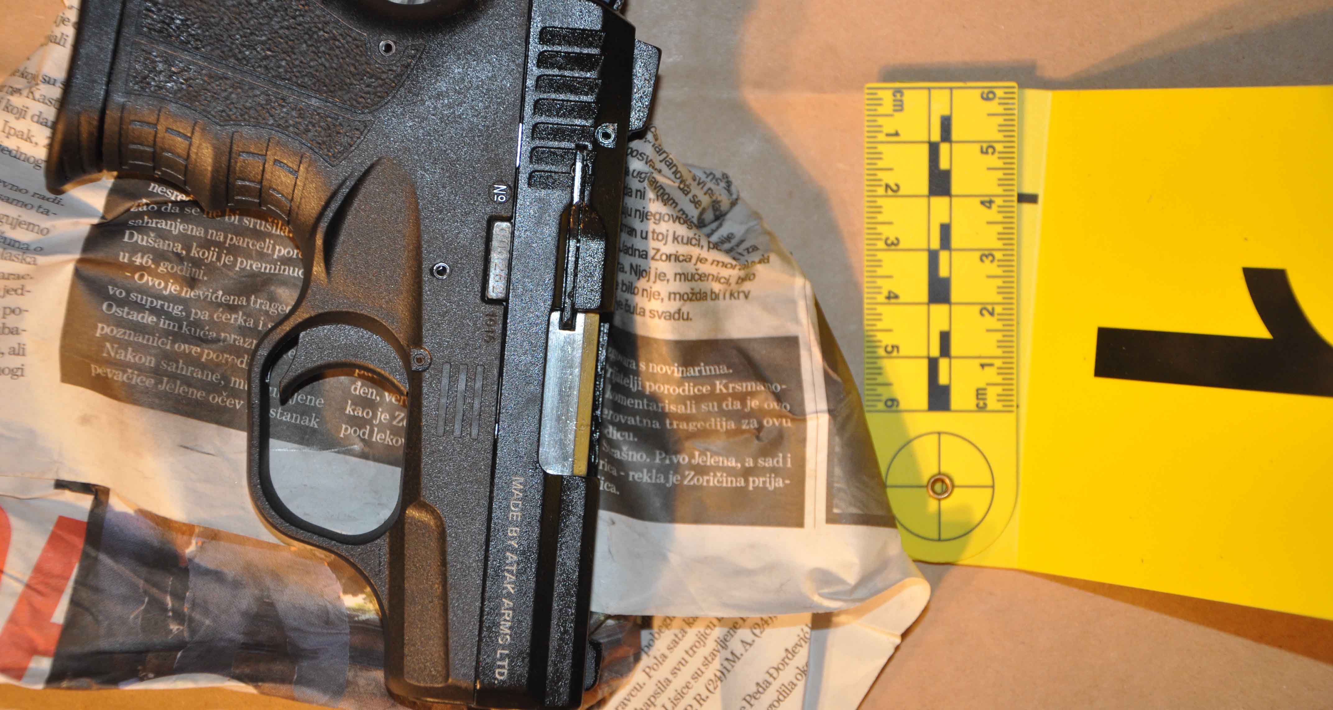 Zaplenjeno osam pištolja i 20.700 evra falsifikovanog novca, uhapšene dve osobe