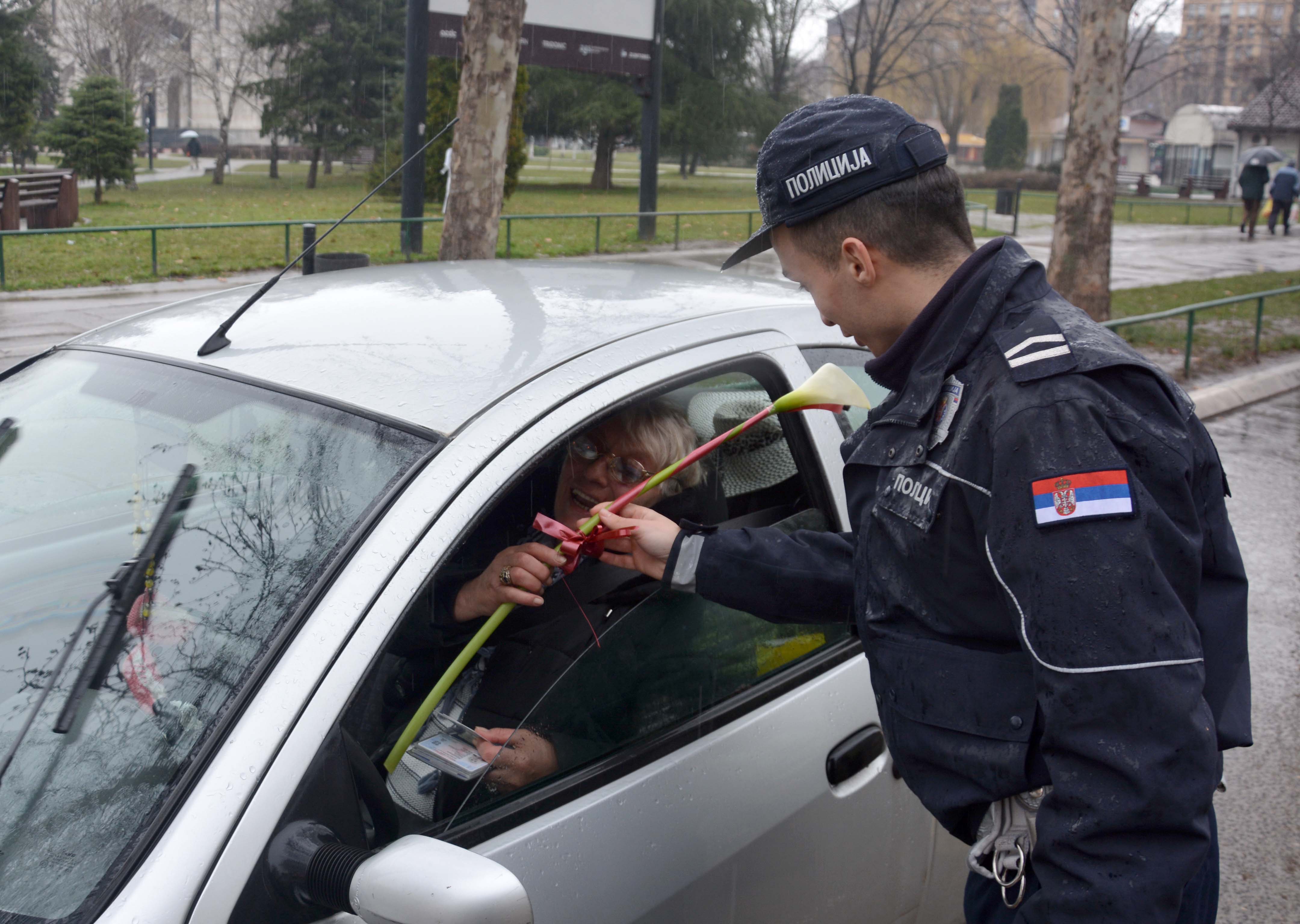 Саобраћајни полицајци пријатно изненадили жене возаче цвећем и честитком за 8. март