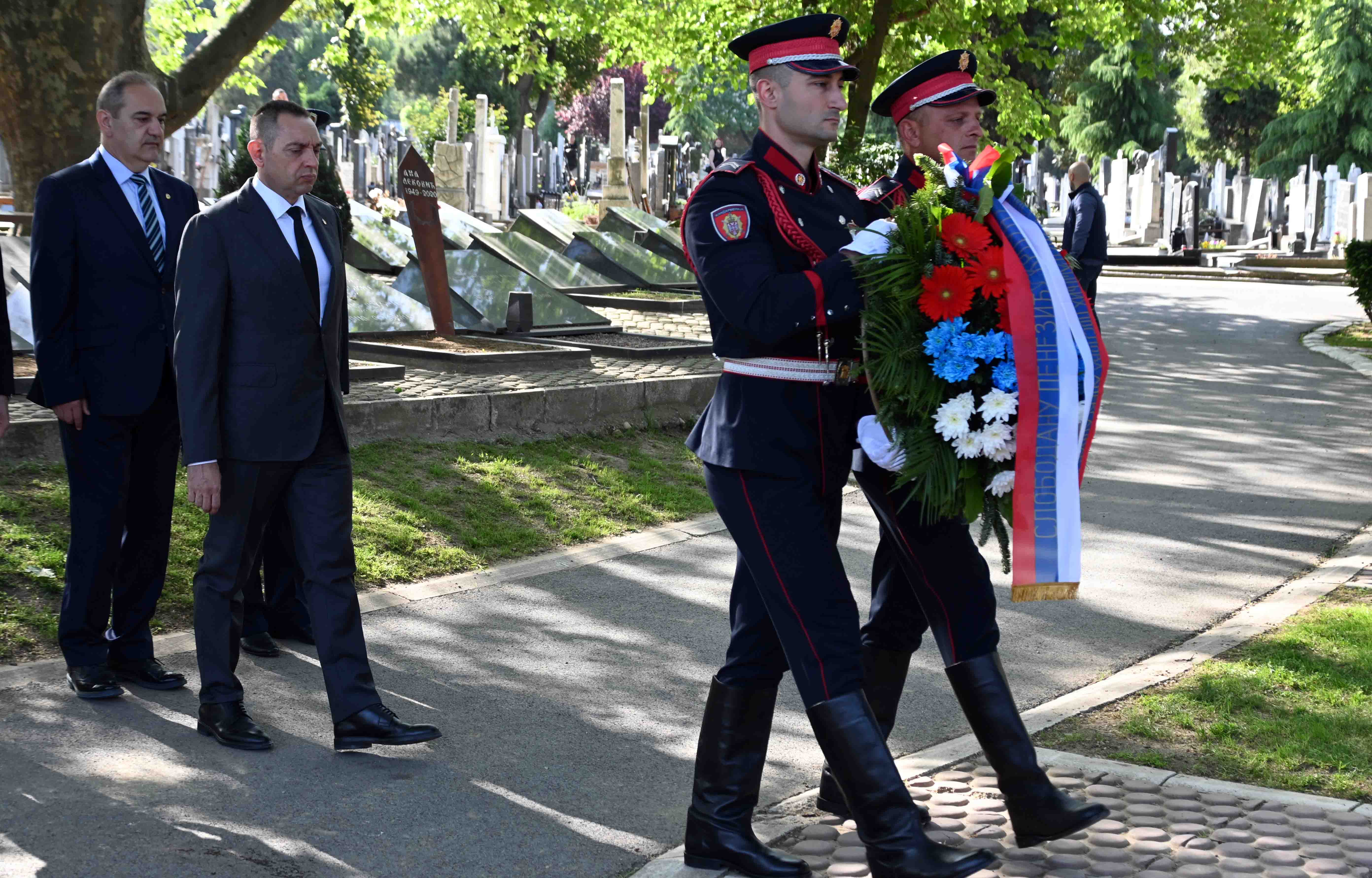 Ministar Vulin položio je danas na Novom groblјu u Beogradu vence na spomenike prvim antifašističkim ministrima unutrašnjih poslova