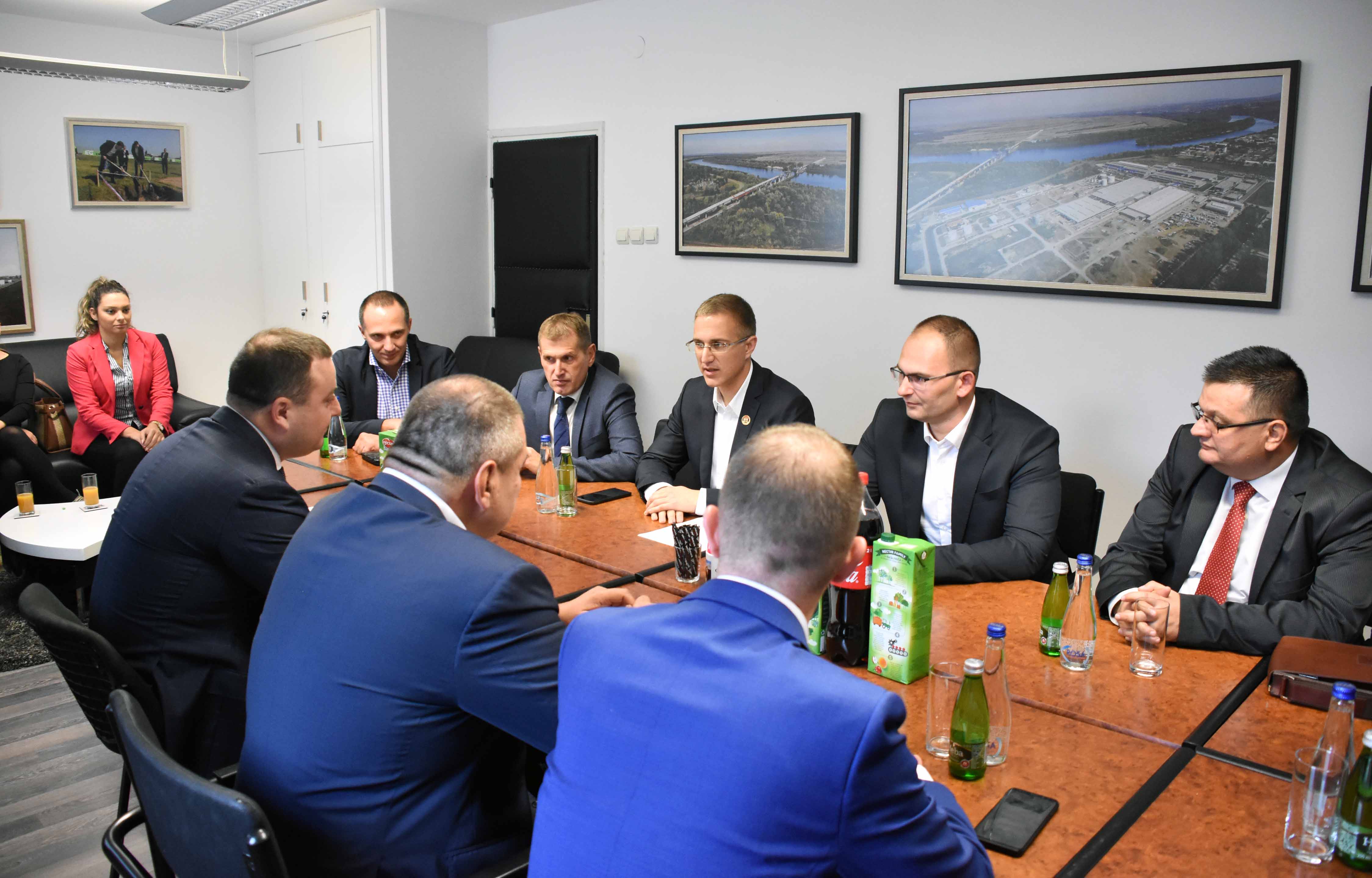 Ministar Stefanović razgovarao sa rukovodiocima i policijskim službenicima Policijske stanice Obrenovac