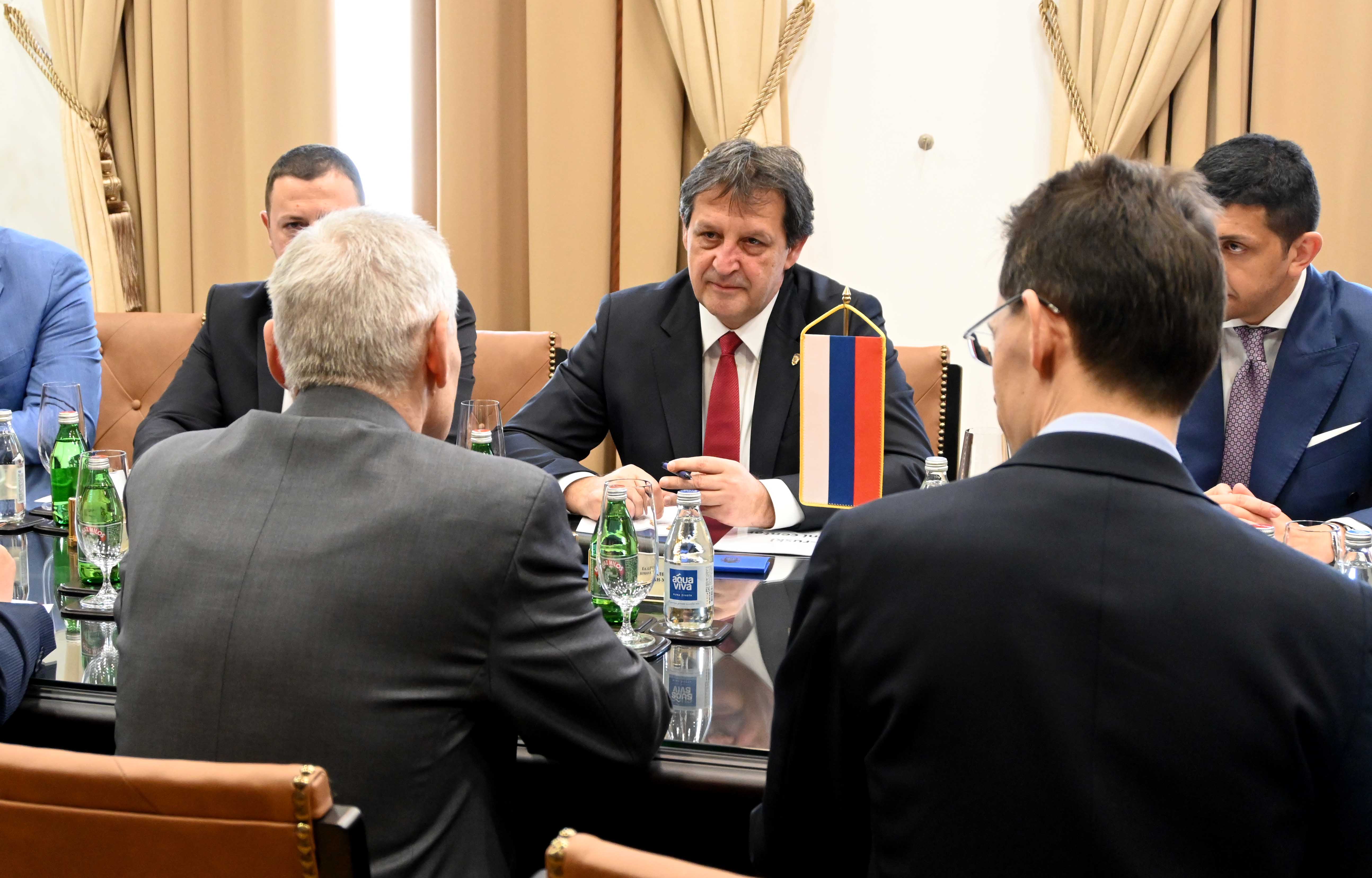 Министар Гашић се састао са амбасадором Руске Федерације у Републици Србији