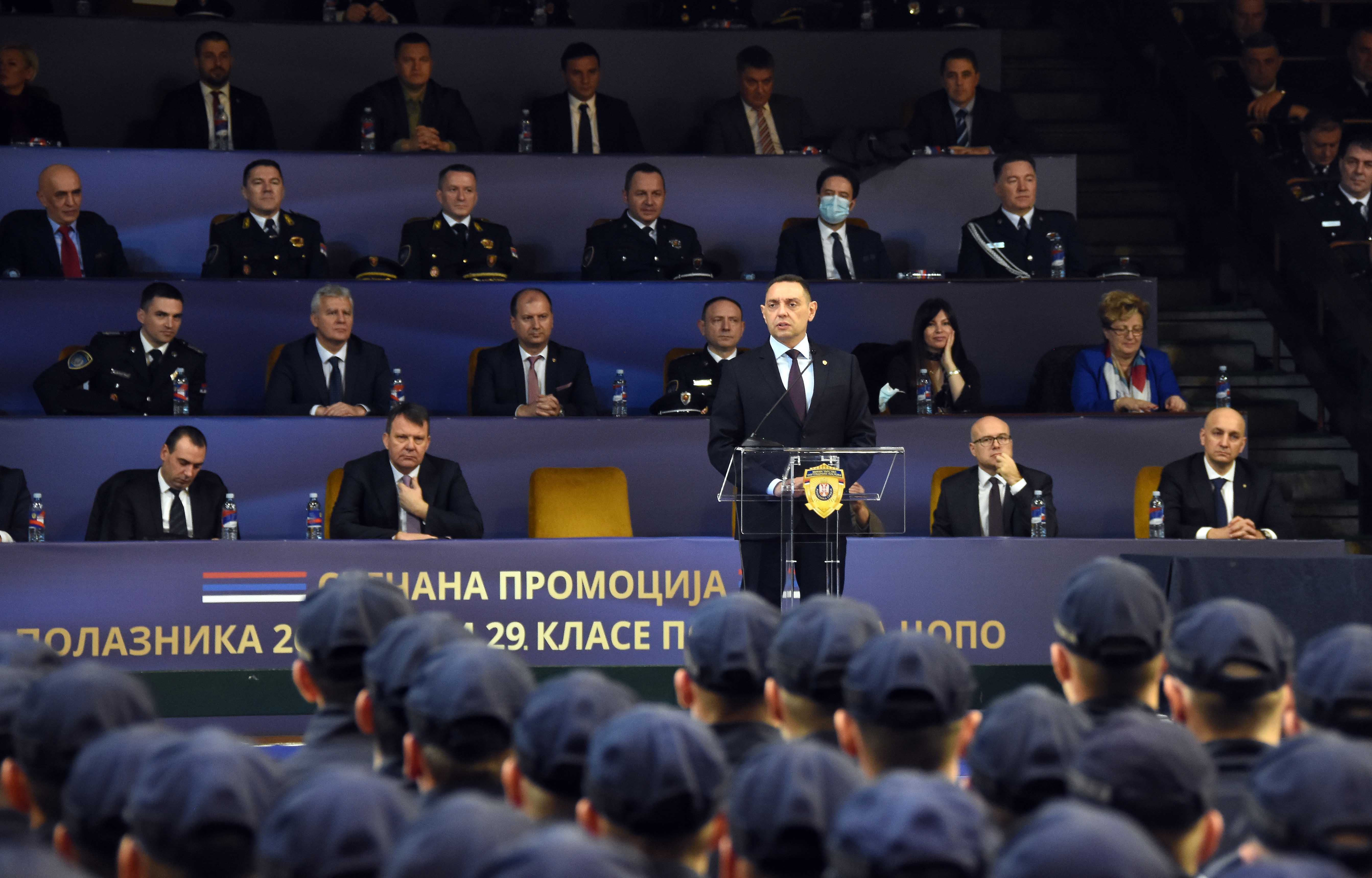 Министар Вулин на свечаности поводом пријема у радни однос 1.024 нова полицијска службеника