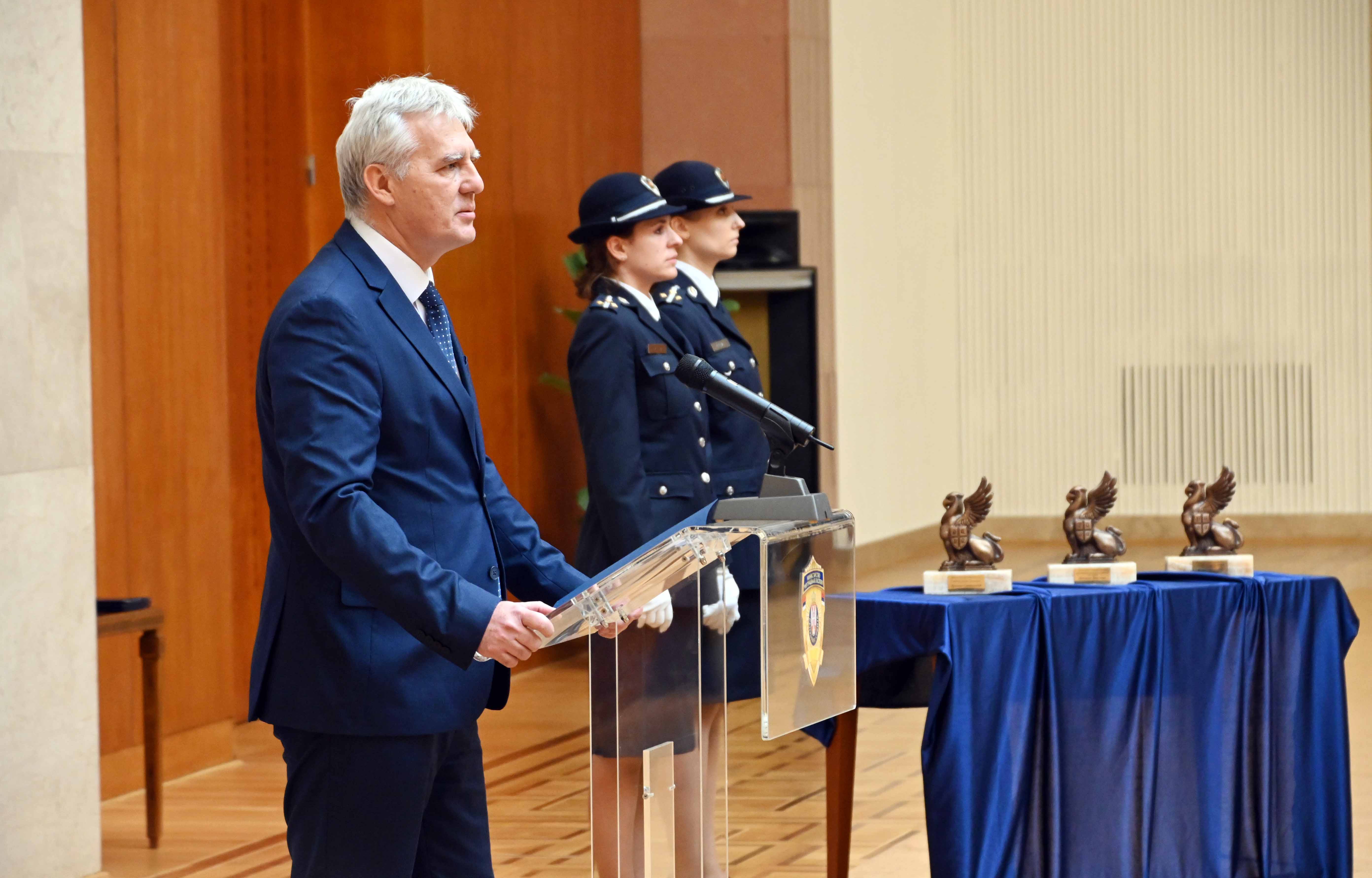 Министар Вулин уручио традиционалне награде припадницима МУП-а: Србија има људе на које може да се ослони