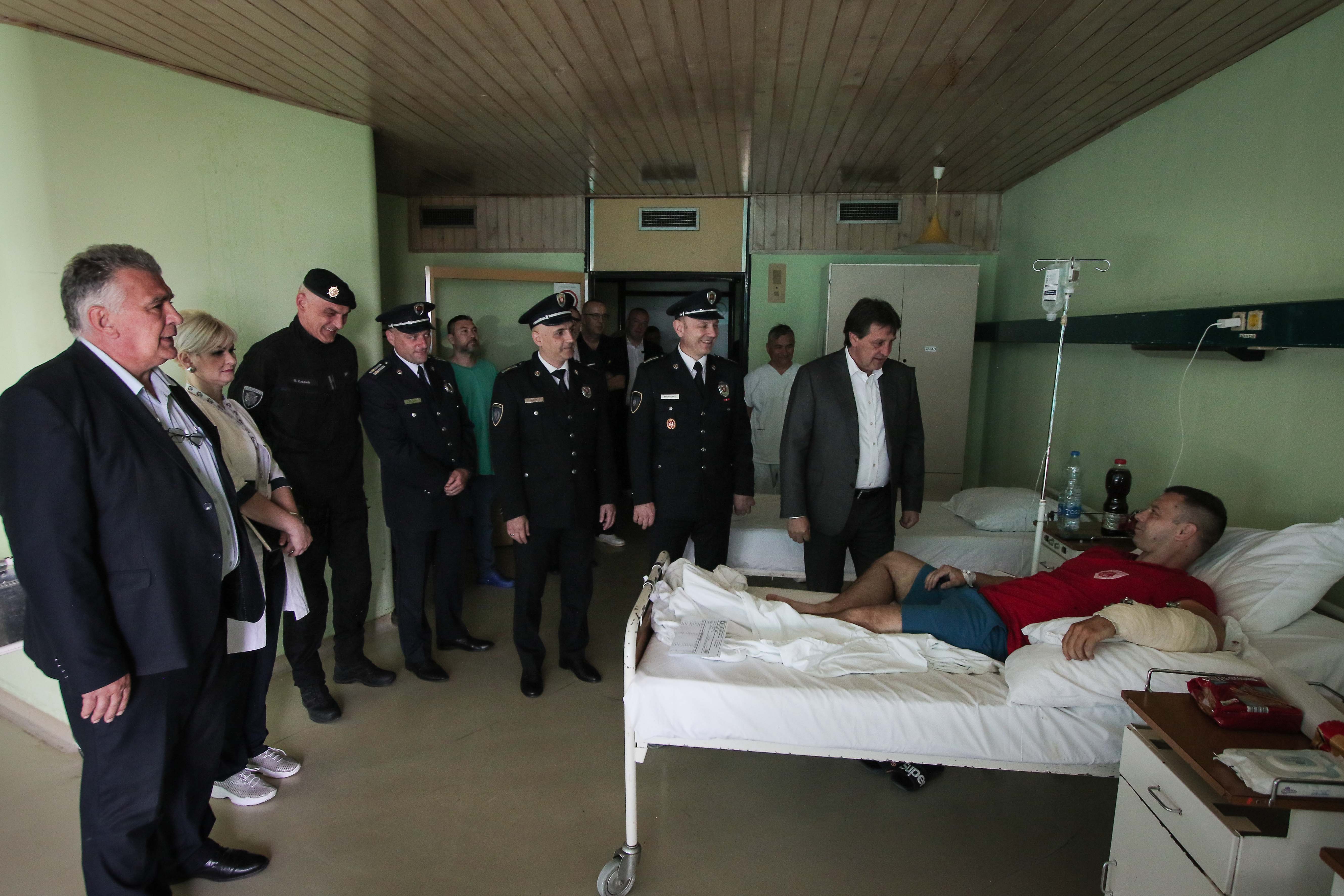 Ministar Gašić obišao ranjenog pripadnika Žandarmerije u Somboru