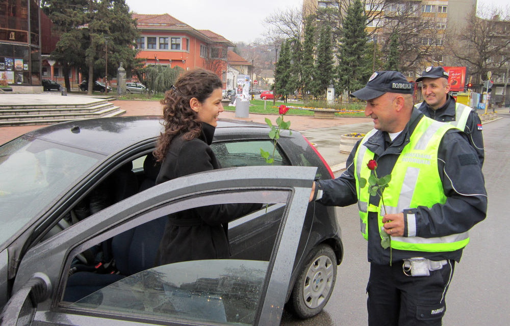 Uz osmeh i ruže, saobraćajni policajci damama čestitali Dan žena – 8. mart