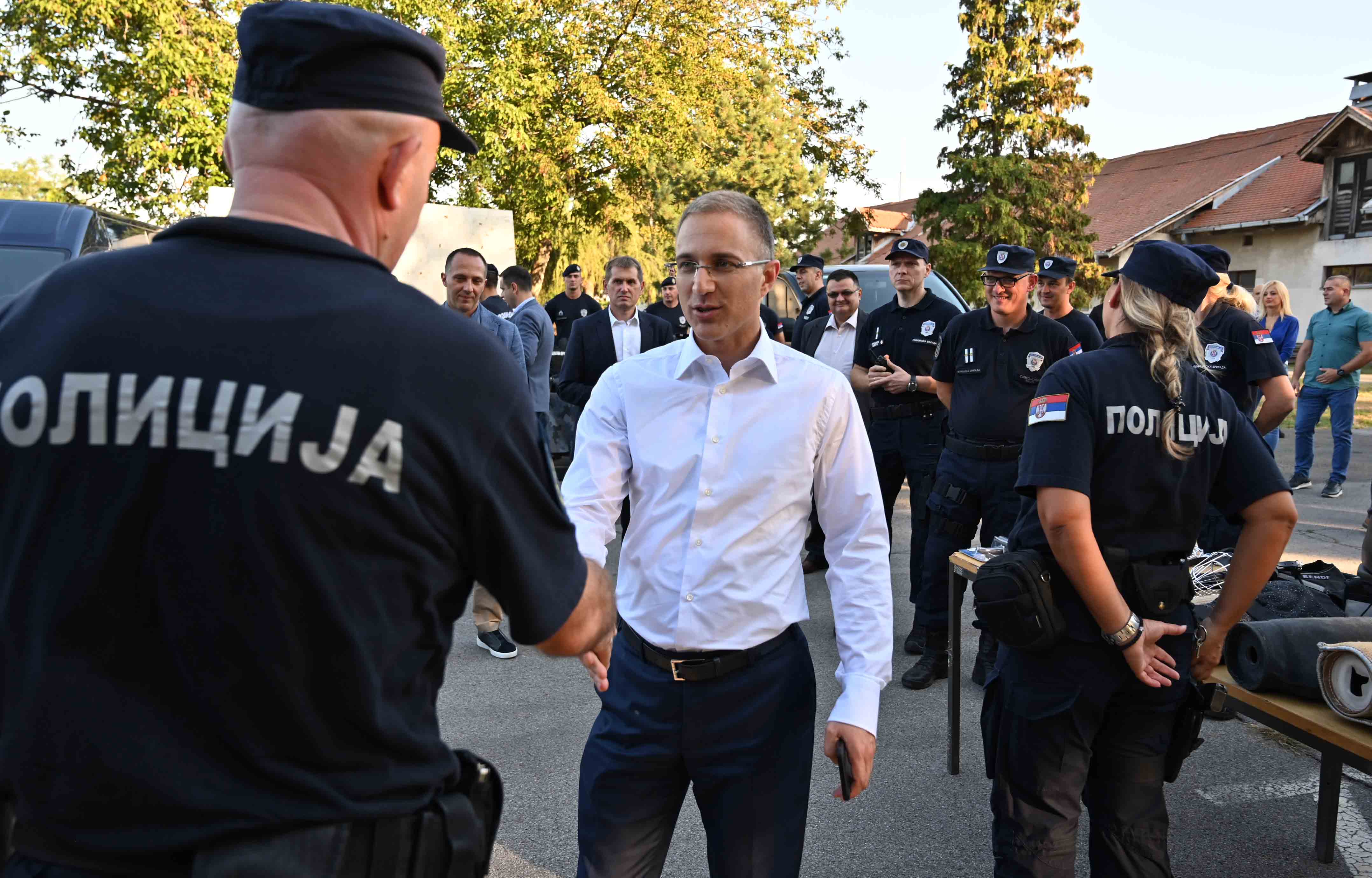 Ministar Stefanović obišao pripadnike policije koji se nalaze na šestomesečnoj obuci za buduće vodiče službenih pasa