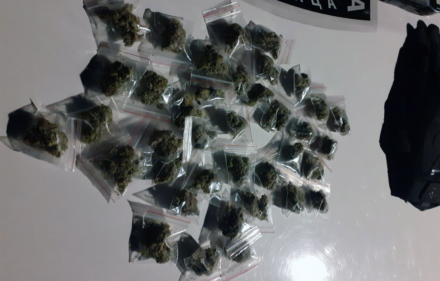 U više odvojenih akcija zaplenjeno više od 400 grama marihuane, uhapšeno pet osoba