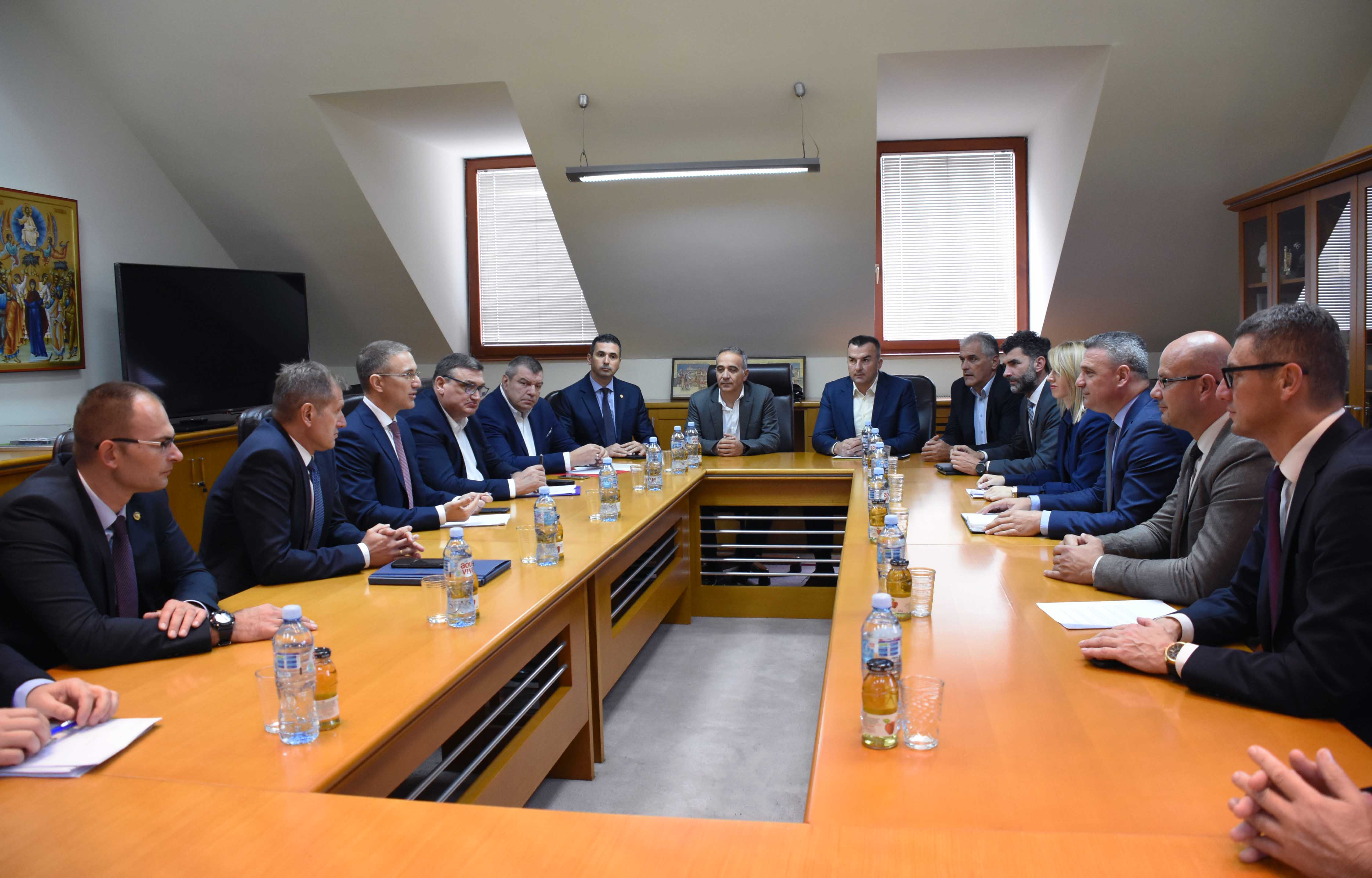 Ministar Stefanović razgovarao sa načelnikom i policijskim službenicima Policijske uprave u Čačku