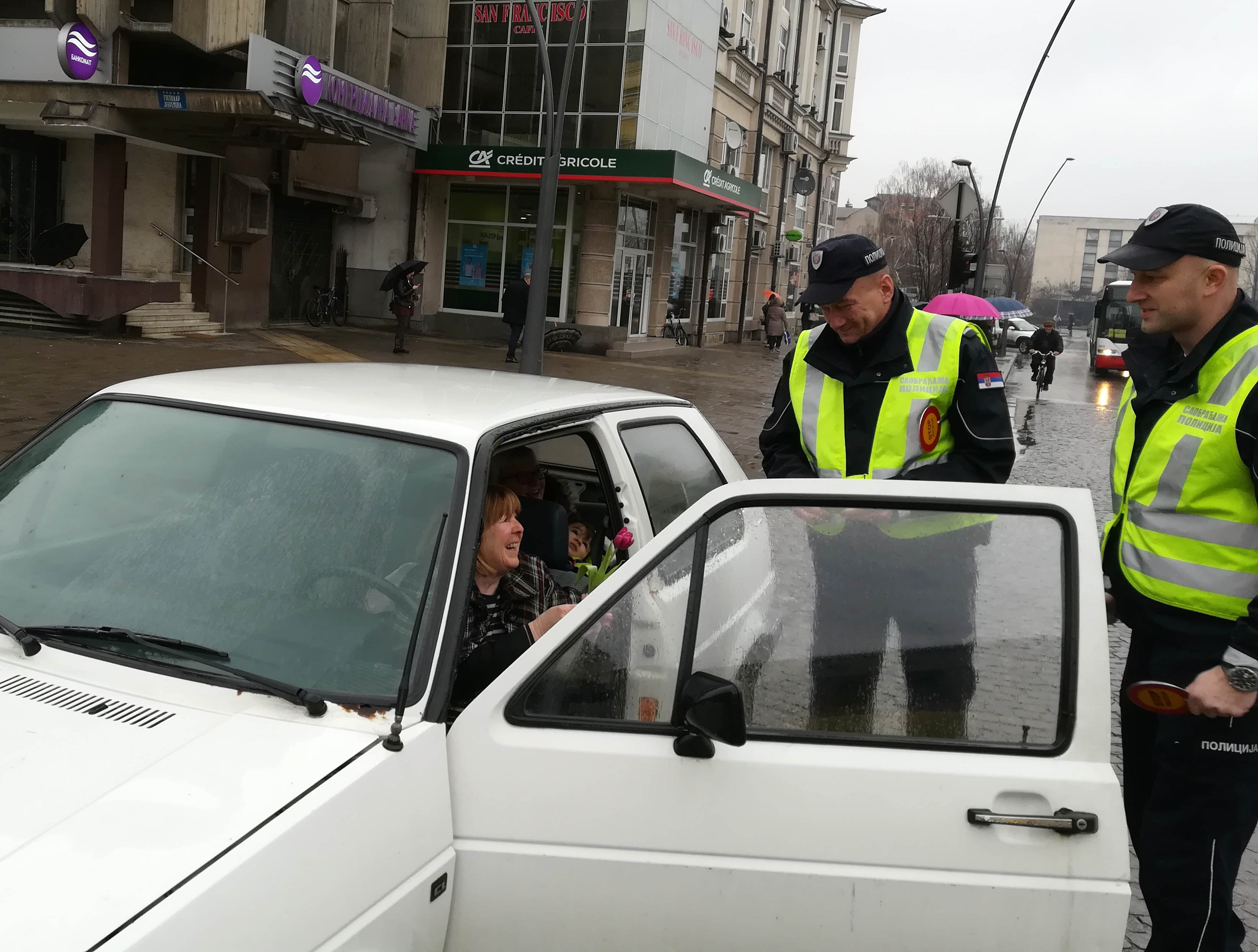 Саобраћајни полицајци пријатно изненадили жене возаче цвећем и честитком за 8. март
