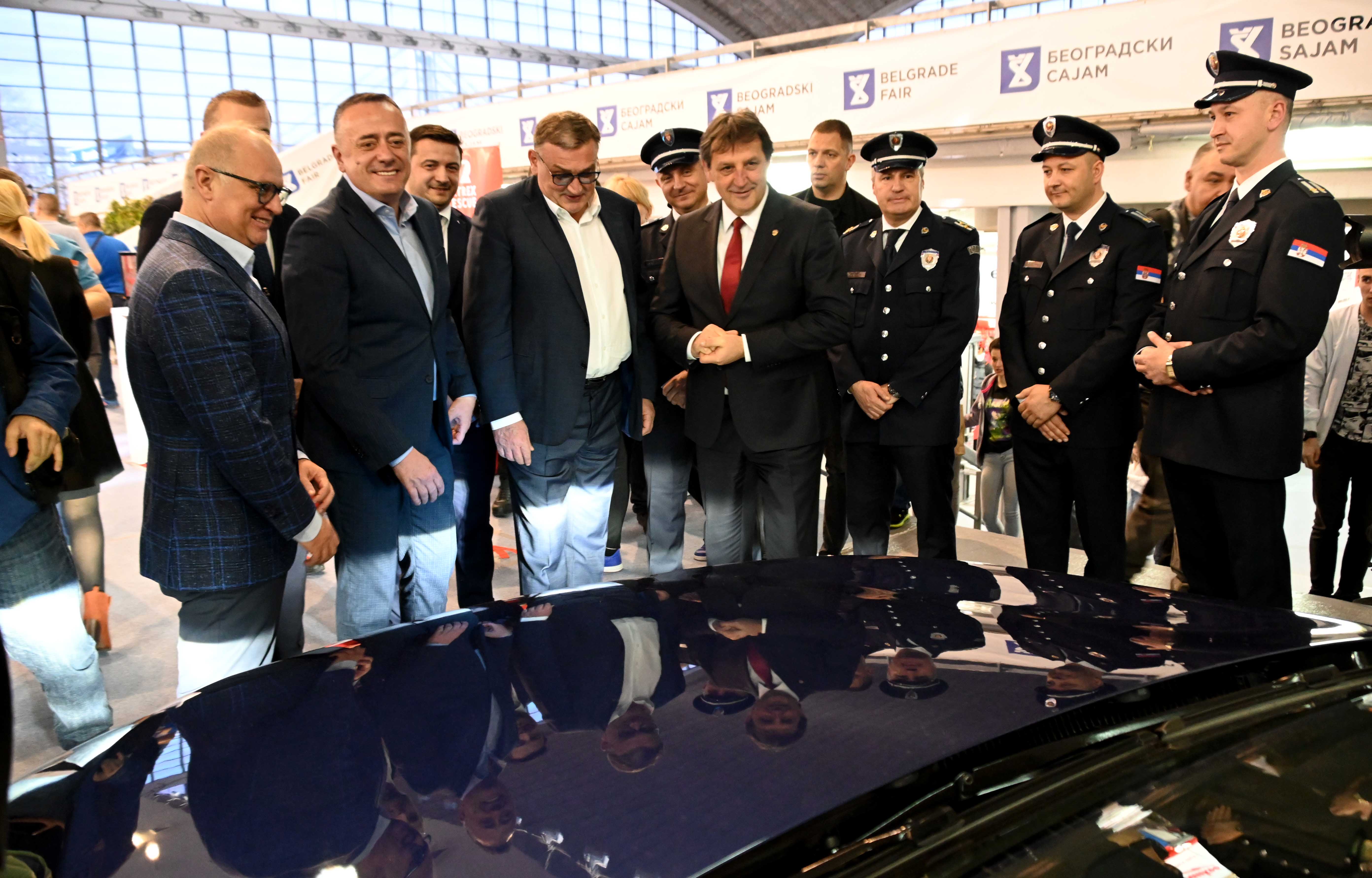 Посетиоцима Међународног сајма аутомобила у Београду представљена опрема коју користи саобраћајна полиција у свакодневном раду