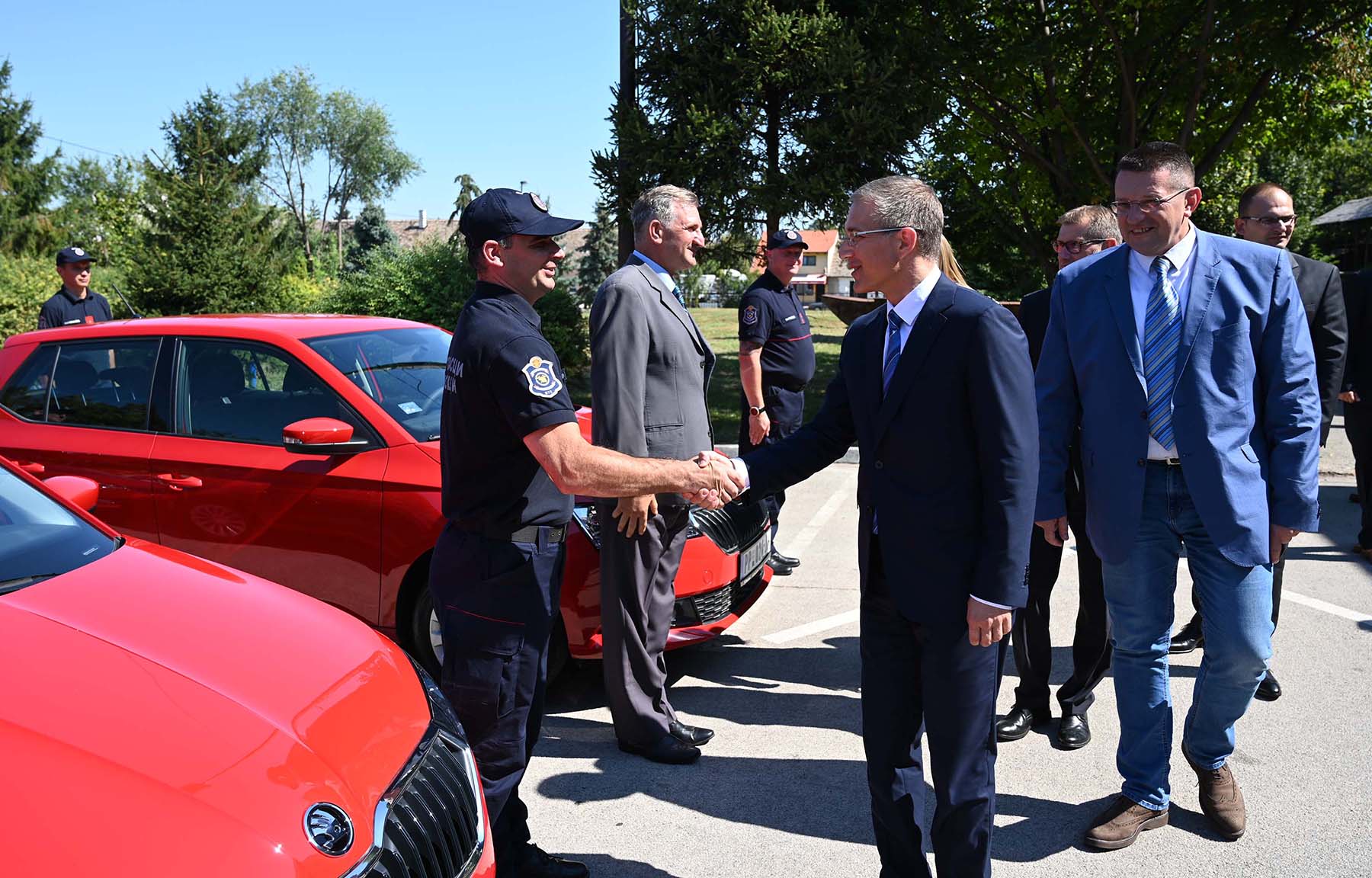 Министар Стефановић присуствовао примопредаји 93 возила за потребе ватрогасно-спасилачких јединица у Србији