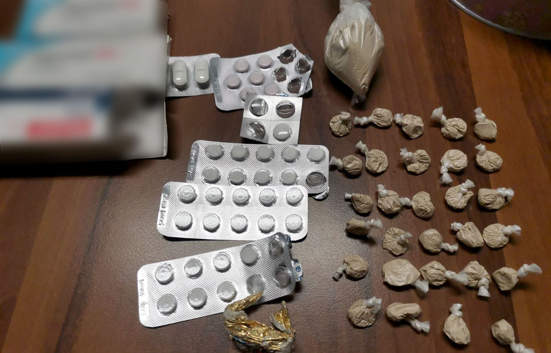 Пронађен хероин, таблете са листе психоактивних супстанци и затечено лице са потернице