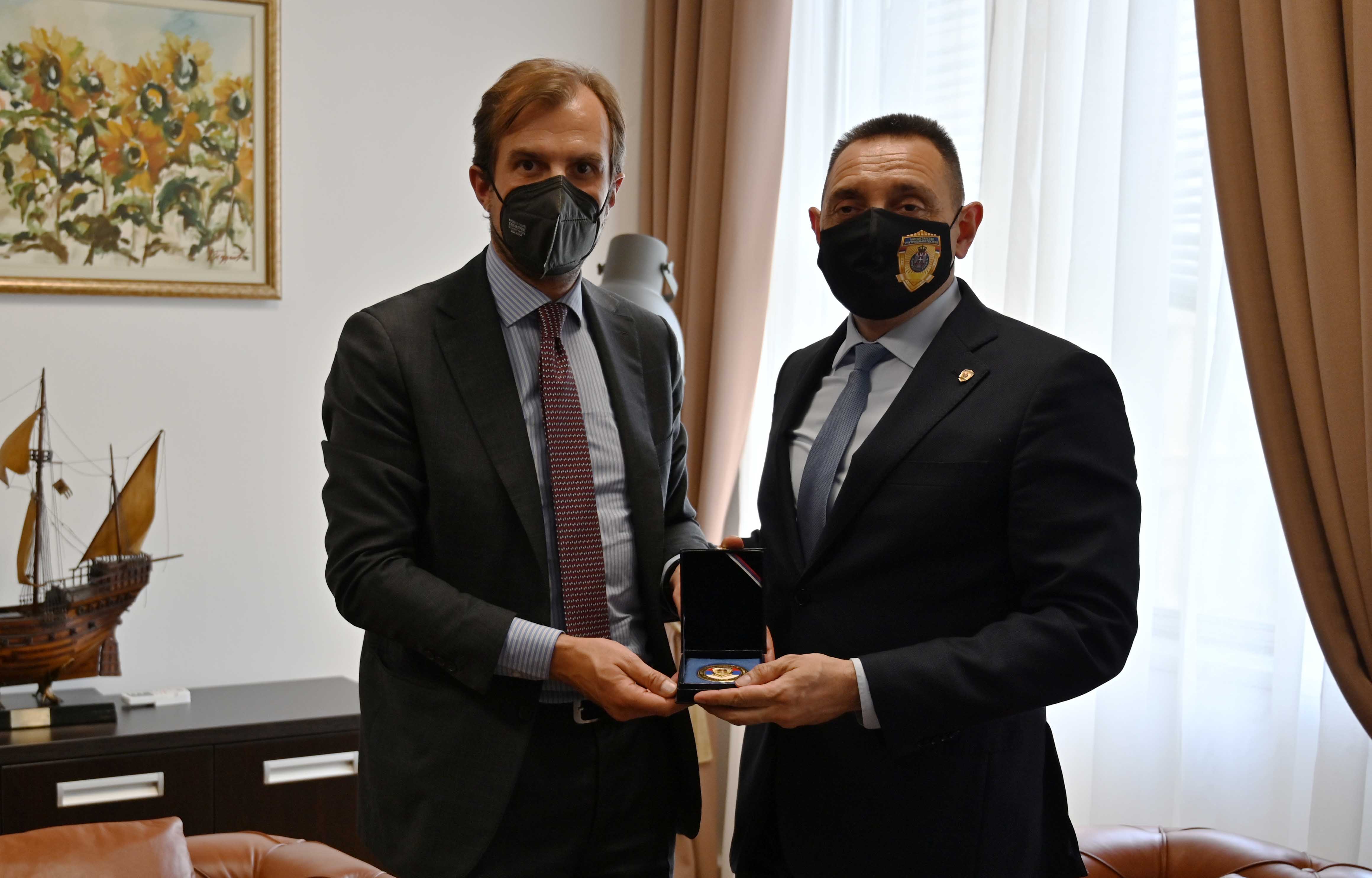 Generalni direktor FK  „Roma“ Kalvo na sastanku sa ministrom Vulinom zahvalio se Aleksandru Vučiću  što mu je omogućeno da se vakciniše
