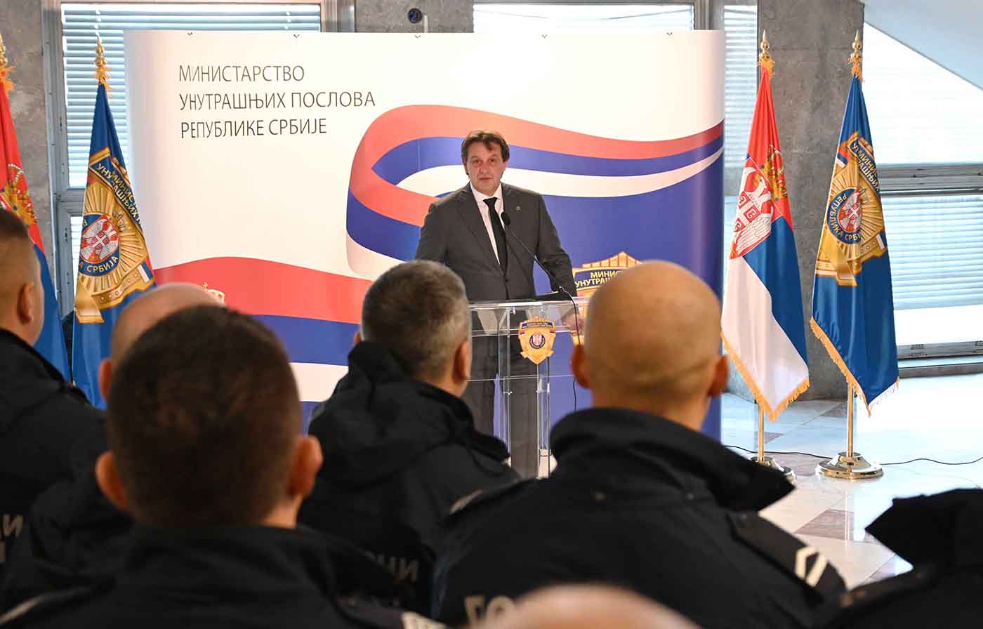 Министар Гашић захвалио полицијским службеницима и ватрогасцима на брзом и храбром реаговању у акциденту са амонијаком