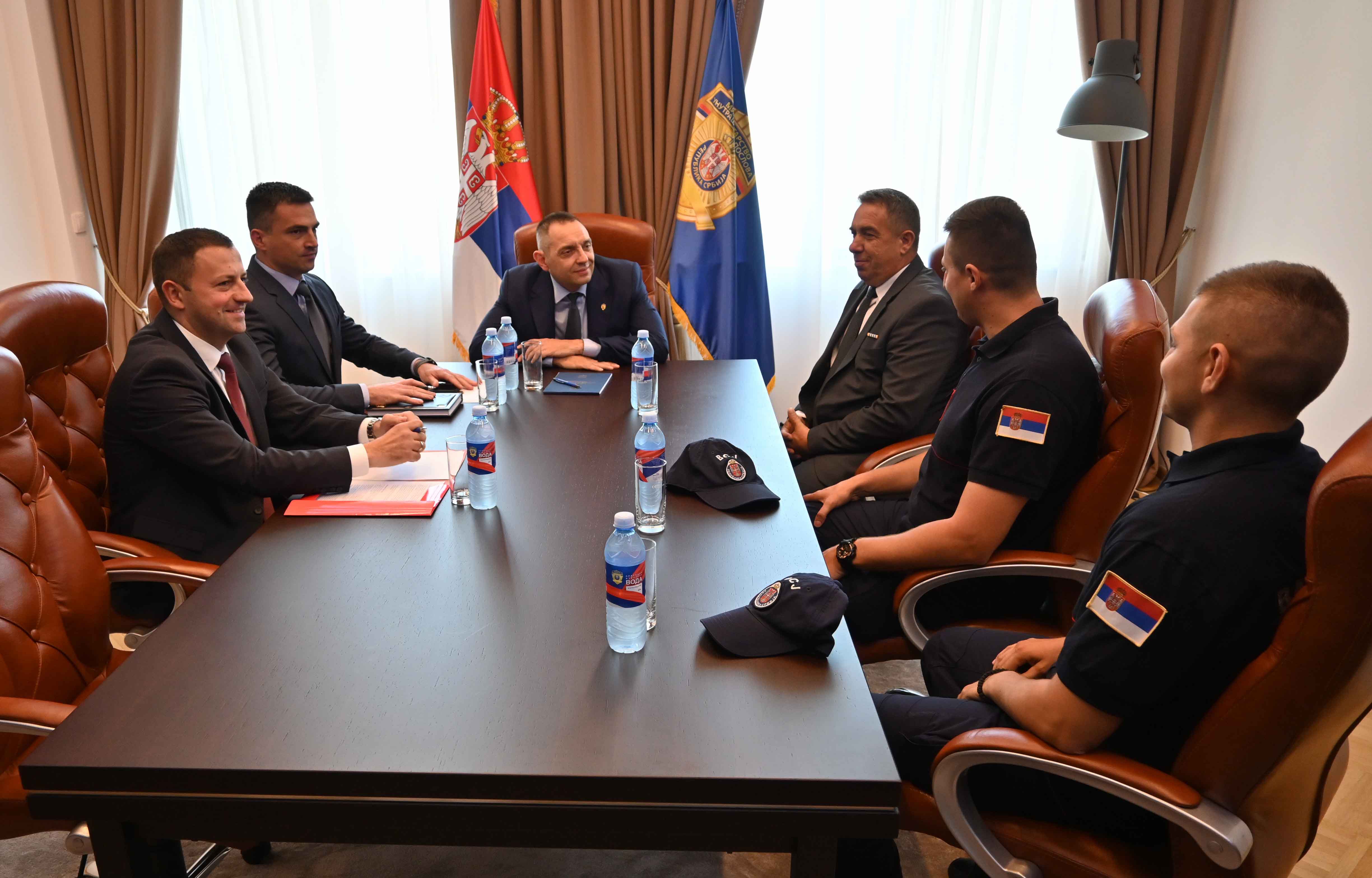 Министар Александар Вулин похвалио је припаднике Ватрогасно-спасилачке чете у Зајечару, поручивши им да су они истински хероји