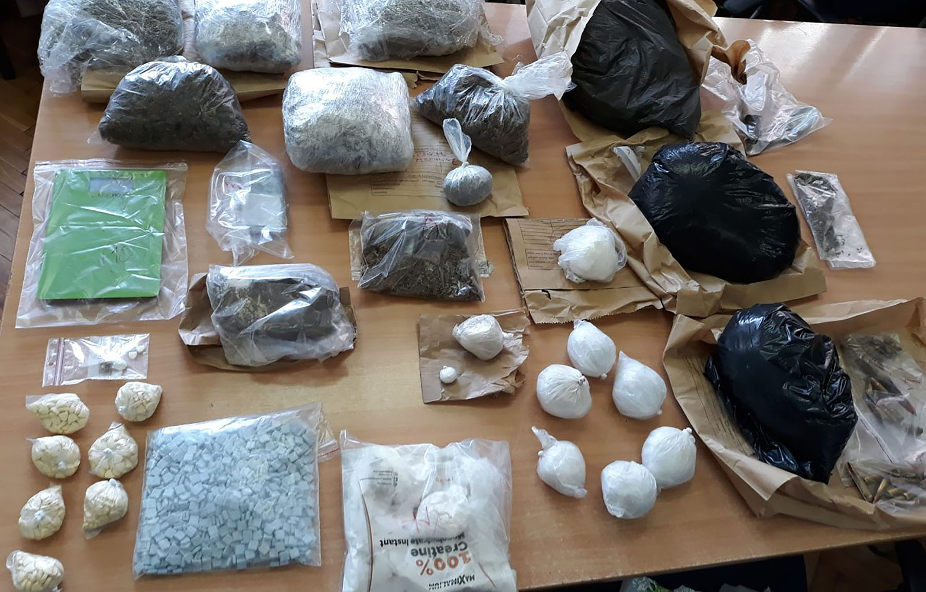 Заплењeнo око шест килограма различитих врста наркотика и ухапшено 12 особа